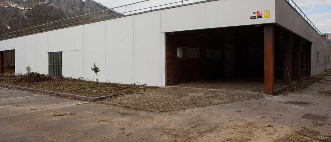 Las instalaciones del hospital de la fauna de Redes, con rejas en las puertas y ventanas.