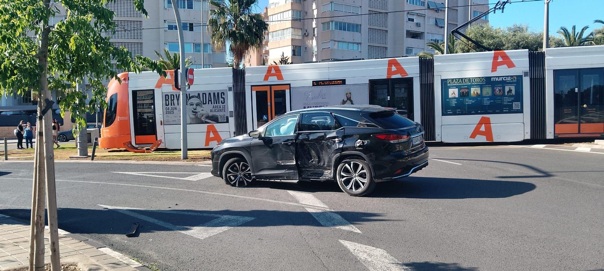 Colisión entre un vehículo y la Línea 4 del TRAM