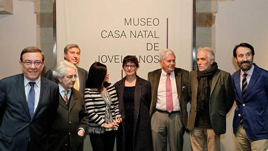 Por la izquierda, Juan Vázquez, Lluis Xabel Álvarez, García Delgado, Marisa Morán, Teresa Caso, García-Arango, Pedro de Silva y Rodrigo Cepeda, ayer, antes de dar a conocer el nombre del ganador del premio.