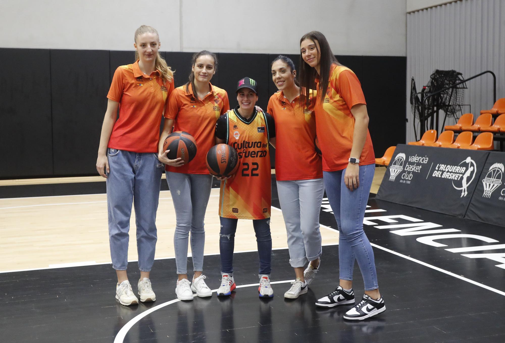 Los pilotos del Mundial de Motociclismo juegan a baloncesto en L´Alqueria del Basket