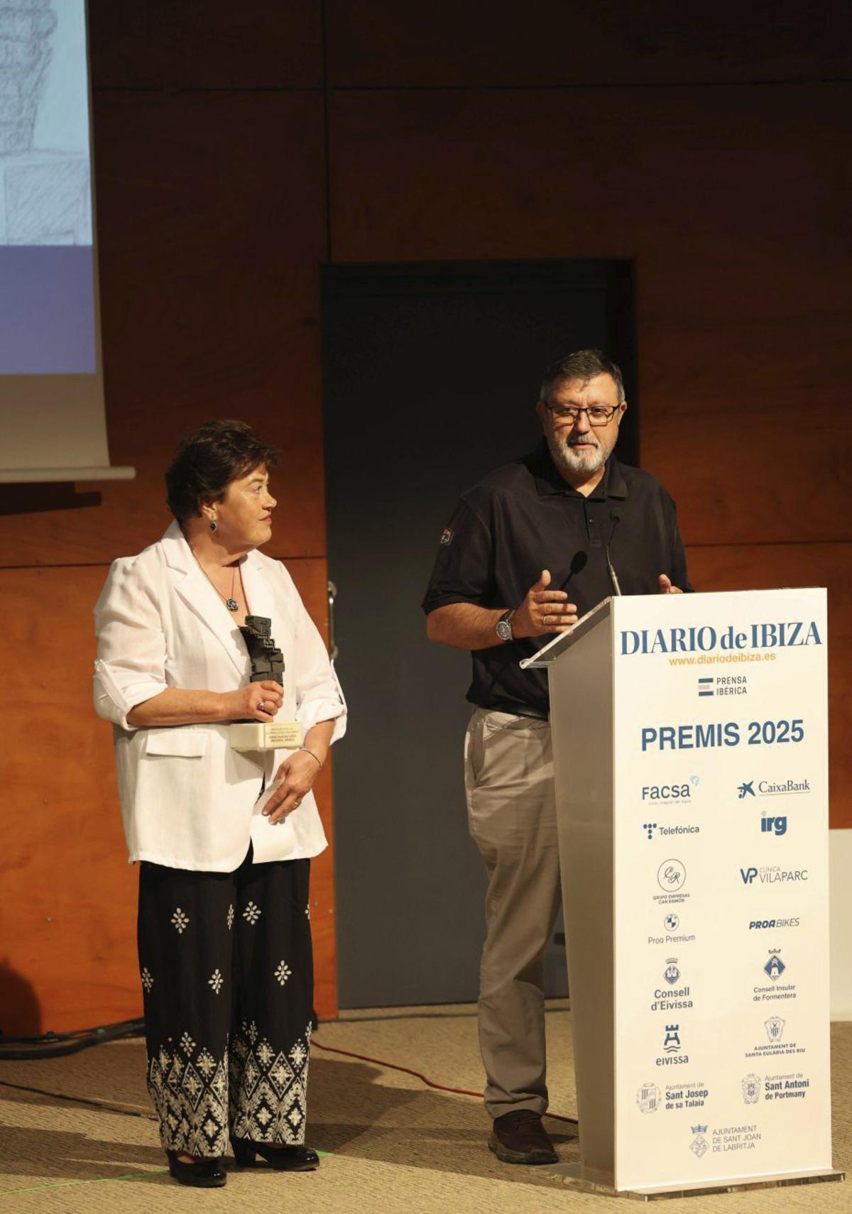 Orgullosos, posan con el premio en el ‘photocall’. | VICENT MARÍ