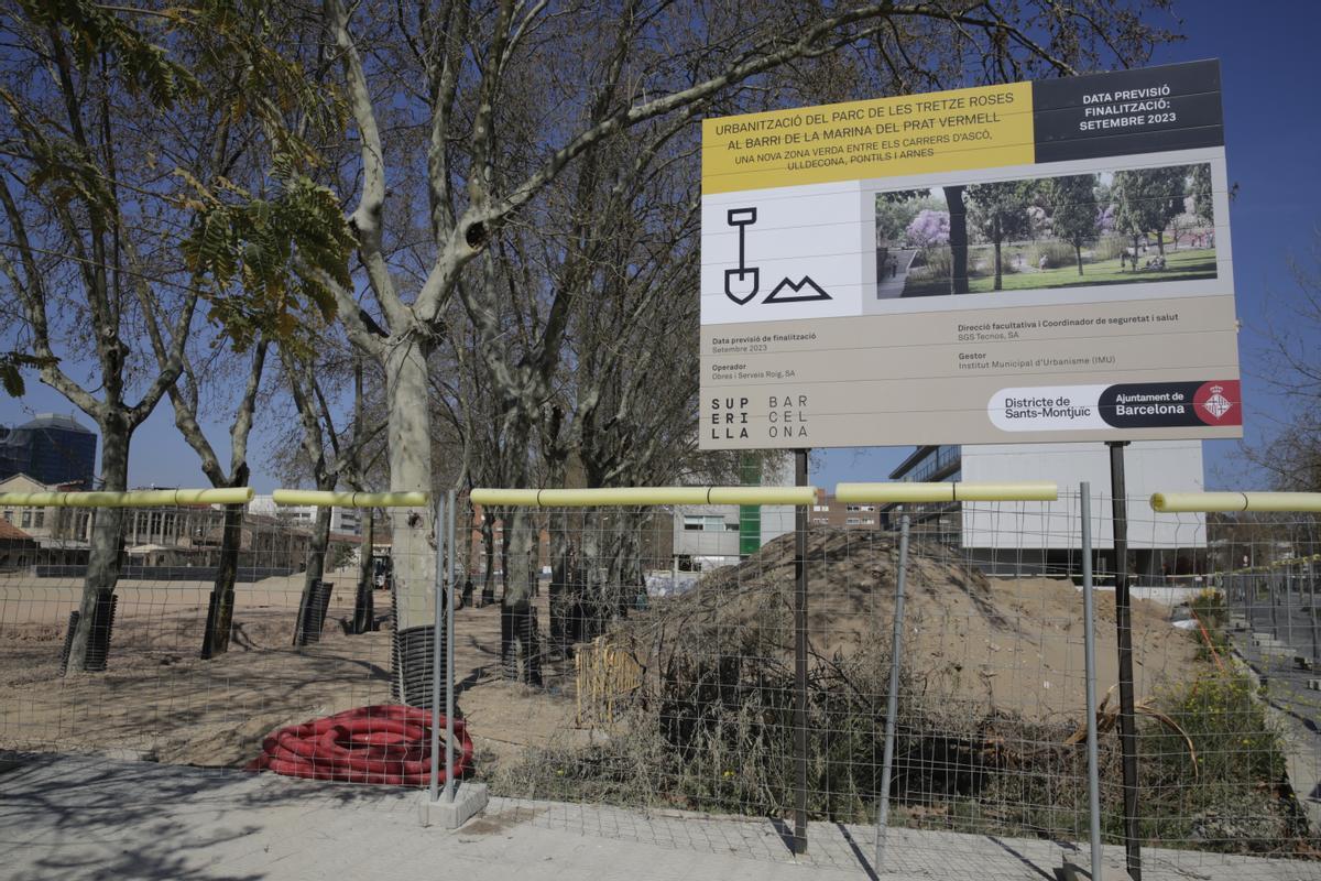 Un cartel explica los trabajos de construcción del parque de las Tretze Roses, en el barrio.