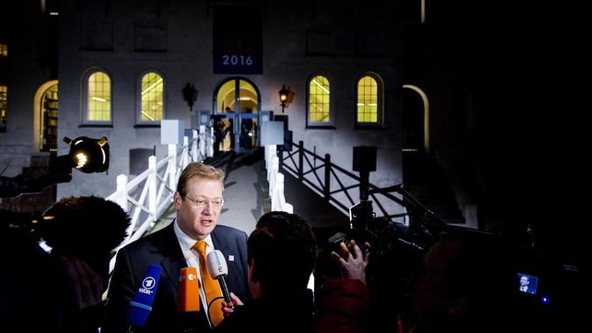 Ard van der Steur, titular holandés de Seguridad y Justicia, habla ante la prensa a su llegada a la reunión, este lunes en Ámsterdam.