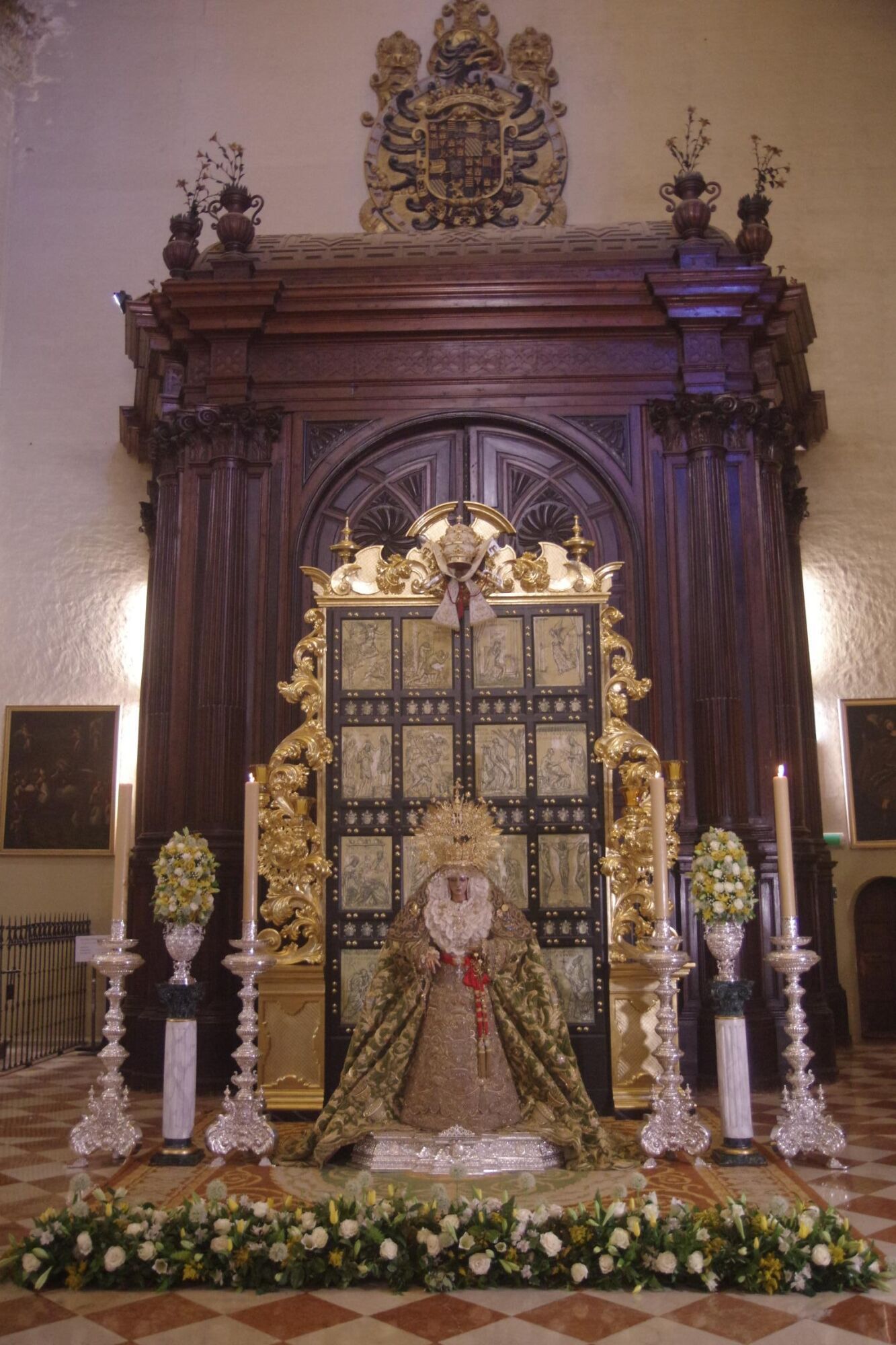 Besamanos a la Virgen de la Esperanza en la Catedral de Málaga tras participar en la procesión de Roma
