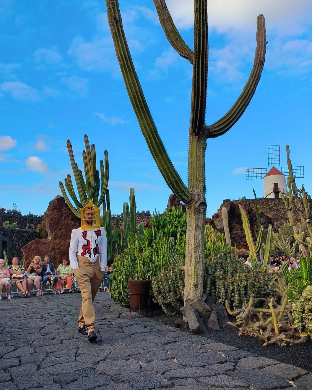 Presos de la cárcel de Tahiche participan en un desfile de moda con los diseños que han creado