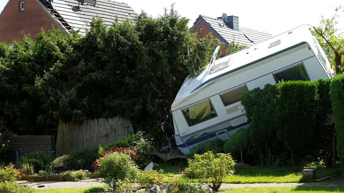 Una caravana derribada sobre un jardín tras el paso del tornado en el área de Boisheim, en el oeste de Alemania, este miércoles.