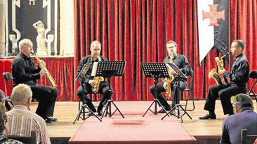 El sonido metálico de los saxofones invade el castillo de Peñíscola