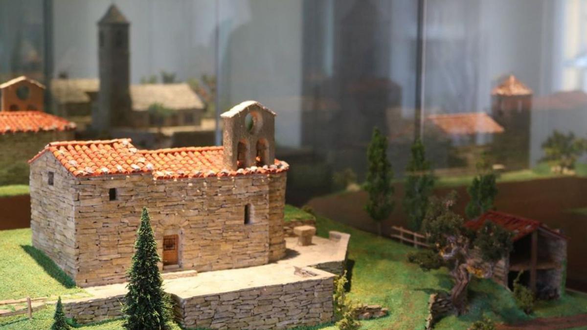 5 L’autor autodidacta amb la maqueta completa dels últims anys d’activitat de les mines d’Ogassa. 6 La miniatura de Sant Esteve de Llanars, exposada al Palau de l’Abadia.