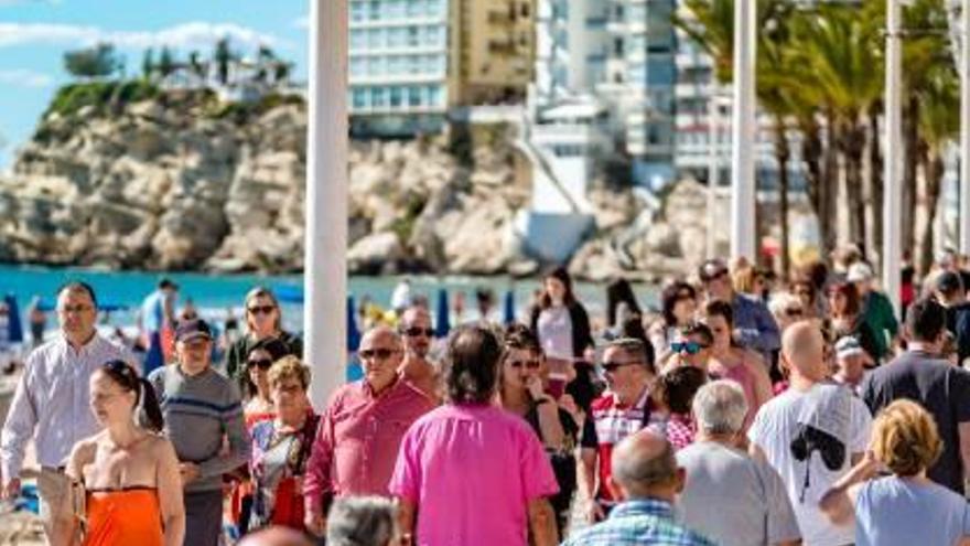 Turistas paseando por la playa de Levante de Benidorm.