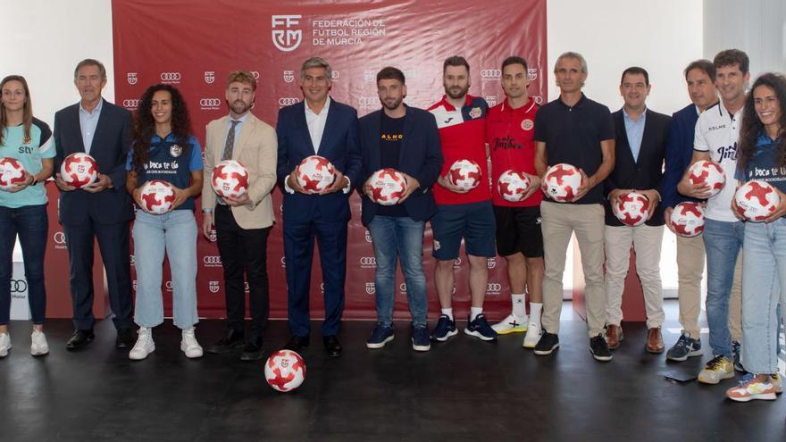 Un momento de la presentación en Audi Huertas Motor del balón con representantes de los clubes y de la Federación.