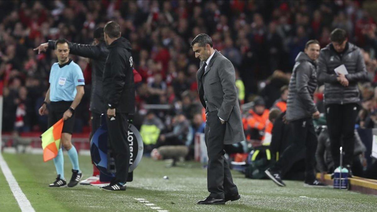 Ernesto Valverde acabó abatido el duelo de la Champions League ante el Liverpool