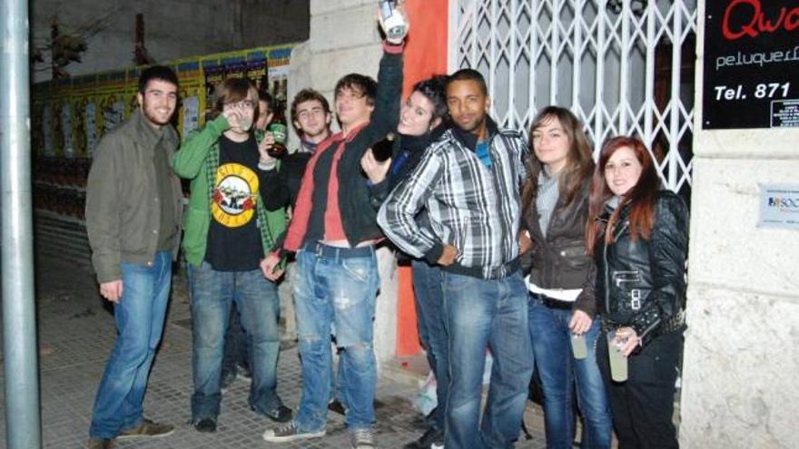 Un chico se desliza por las escaleras mecánicas.