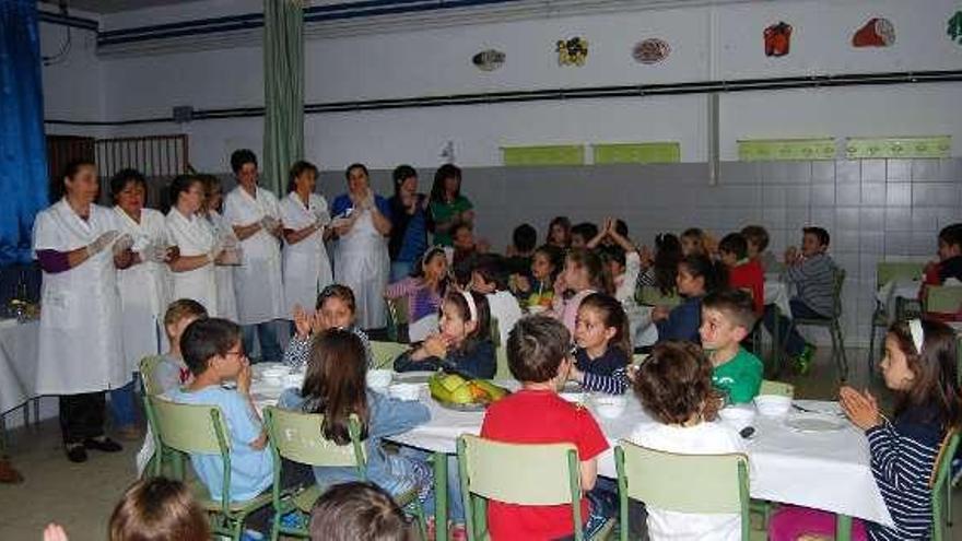 Martínez y Villar, en el comedor con los niños.