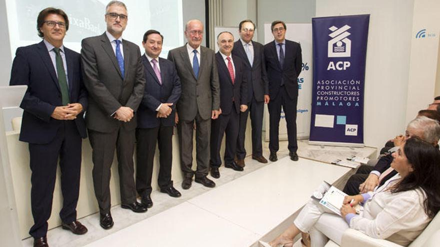 La Asociación de Constructores y Promotores de Málaga (ACP) organizó ayer un encuentro con Caixabank y Sociedad de Tasación que repasó la evolución del mercado inmobiliario y en la que se diagnosticó un «optimismo moderado».