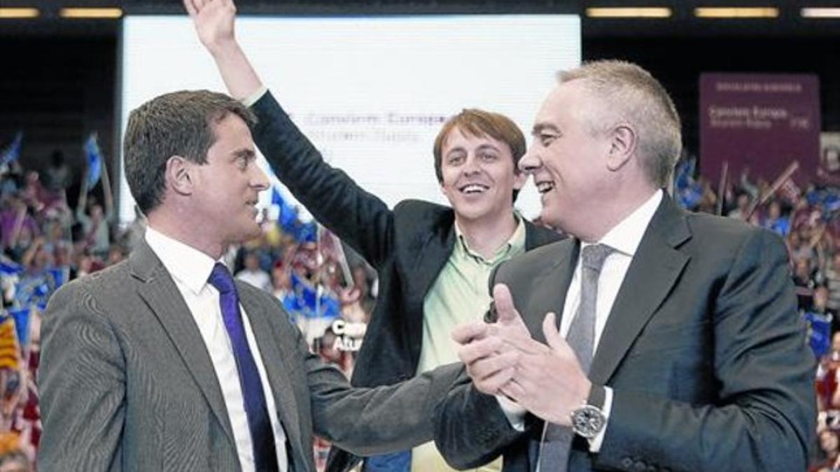 Manuel Valls junto a Pere Navarro y Javi López, ayer, en el mitin de Barcelona.