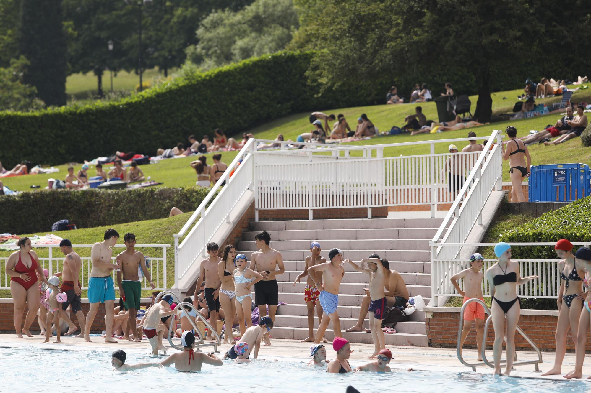 Oviedo se lanza a la piscina para darse el baño más oportuno del lustro