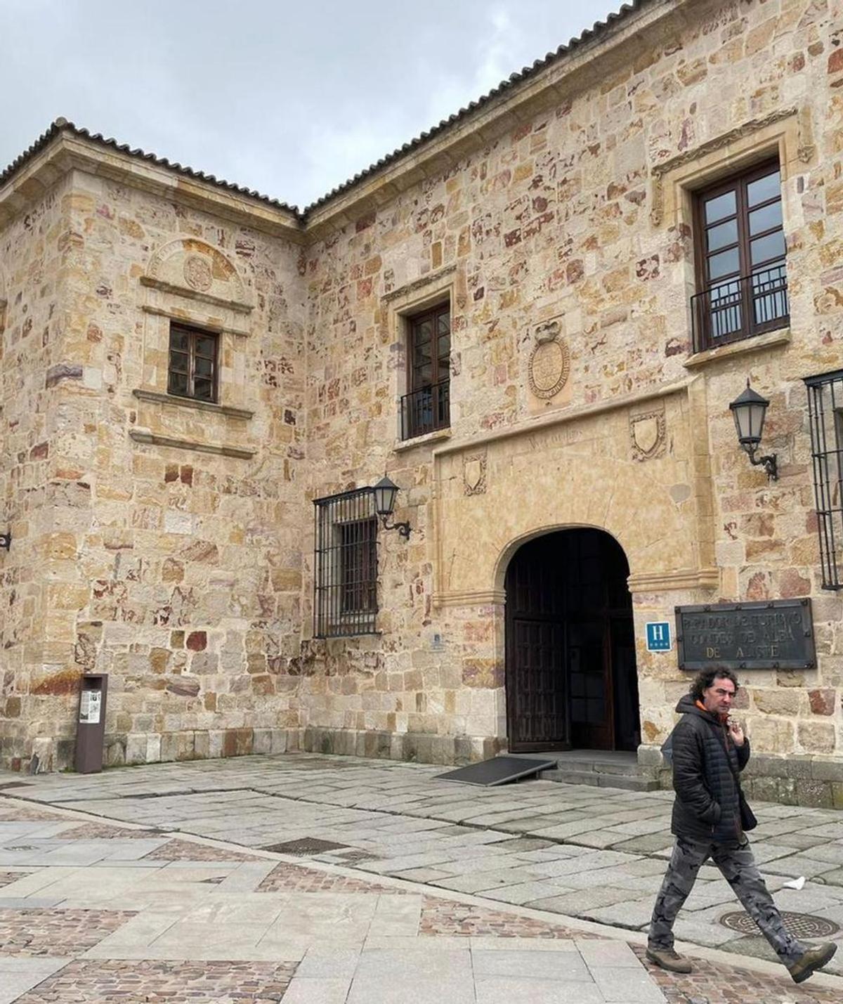 Fachada del Parador de Turismo.