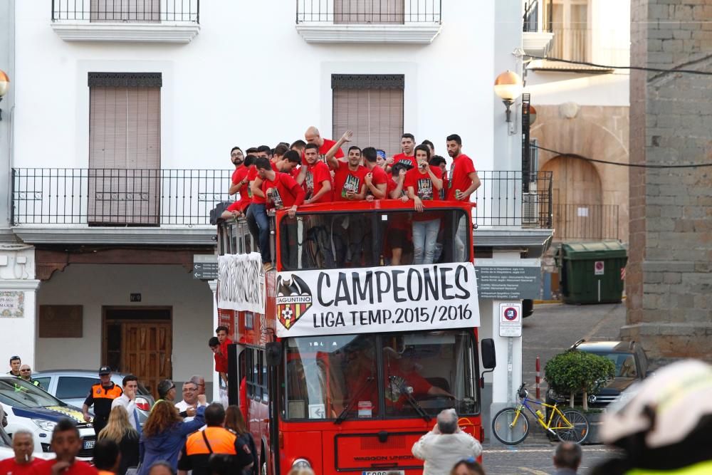 El Atlético Saguntino celebra el título de campeón por todo lo alto