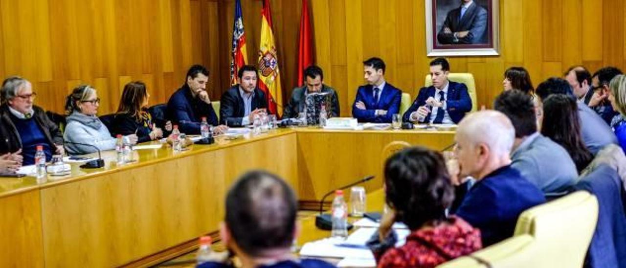 Los secretarios de grupos municipales costarán a Elda 218.000 euros al año
