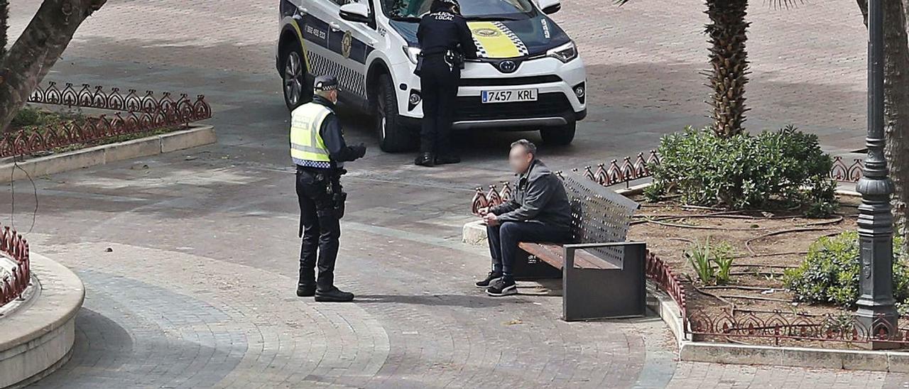 Agentes de la Policía Local cursan una sanción en la plaza Mayor durante el confinamiento. | V. M. PASTOR