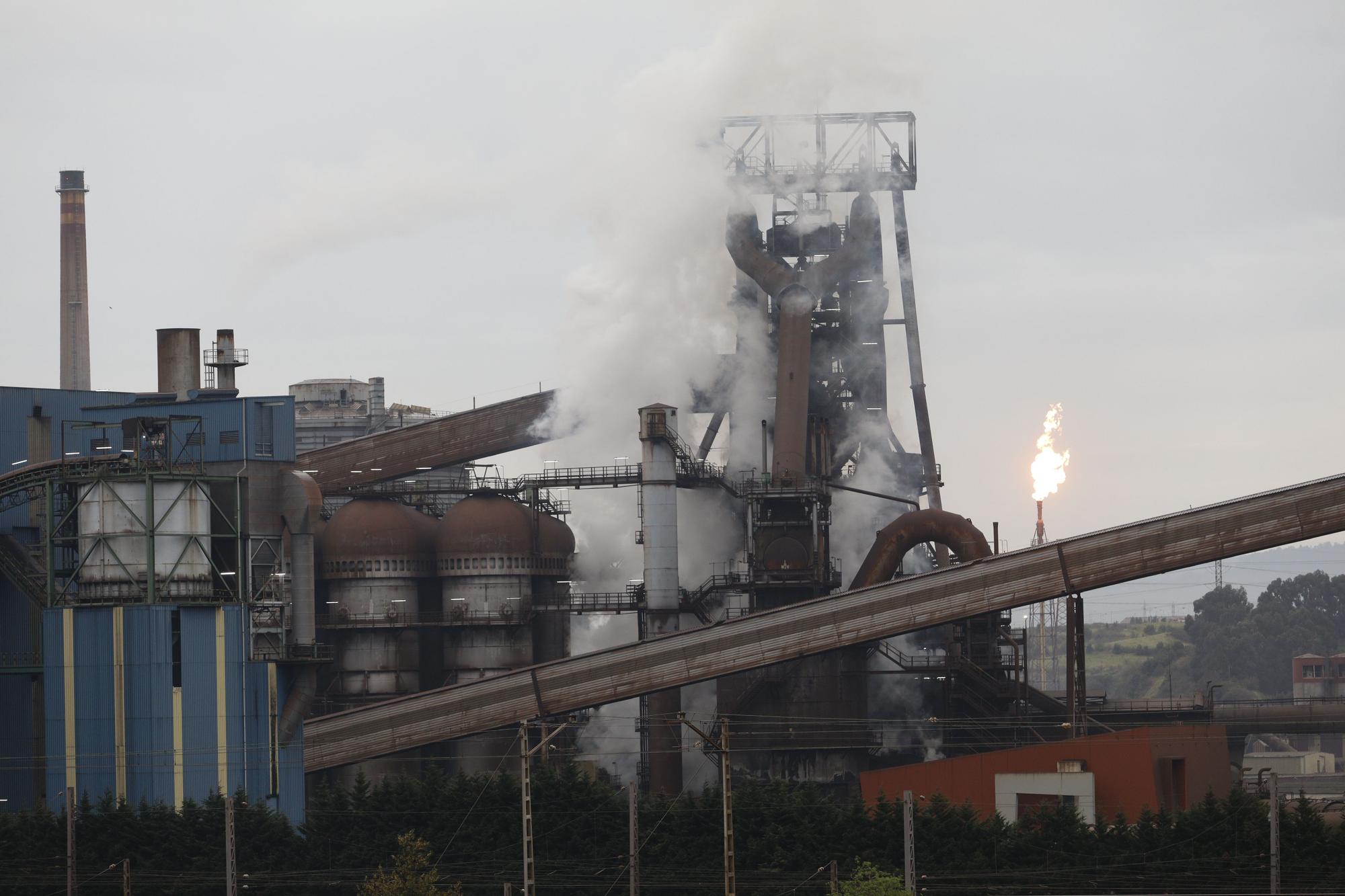 EN IMÁGENES: Un incendio obliga a evacuar el horno alto A de Arcelor en Gijón