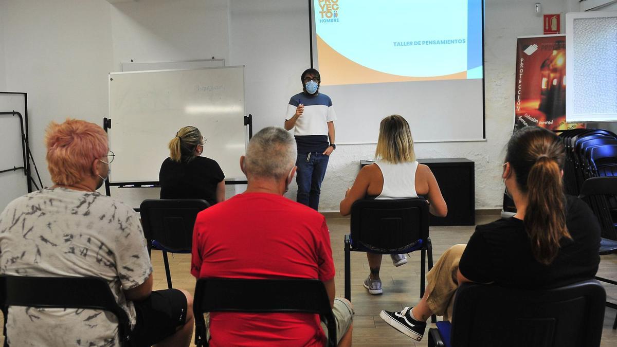 Familias en uno de los talleres donde se trabajan los pensamientos en Proyecto Hombre Elche.  | MATÍAS SEGARRA