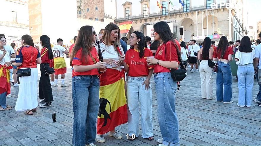 Ambientazo en la Plaza Mayor de Cáceres para la final del Mundial