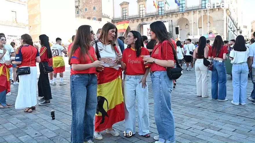 Ambientazo en la Plaza Mayor de Cáceres para la final del Mundial