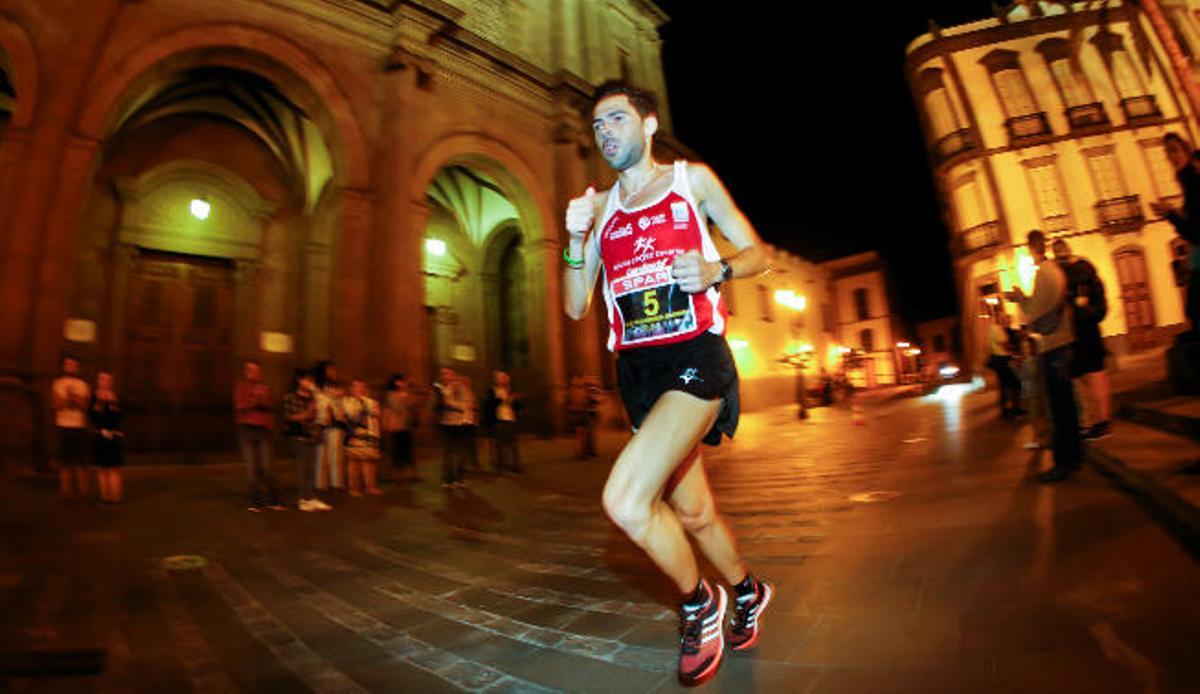 El alcalde, Augusto Hidalgo, da el pistoletazo de salida; arriba el paso por Triana (i) y Vegueta (d).