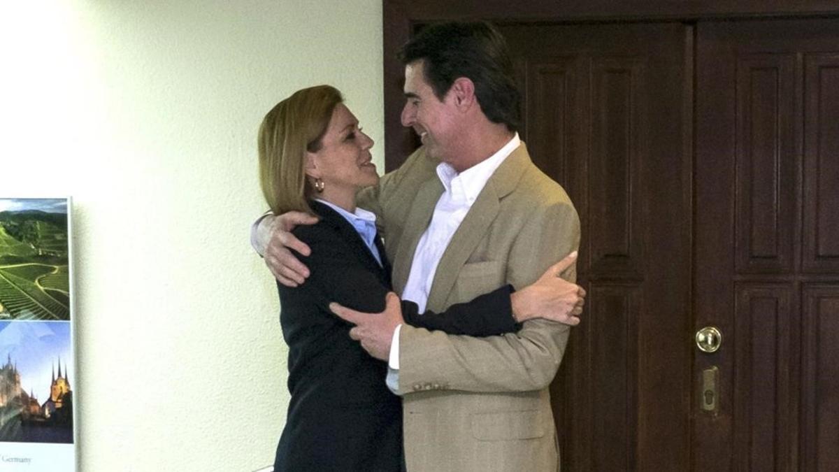 La secretaria general del PP, María Dolores de Cospedal, abraza al exministro José Manuel Soria, en una reunión de la dirección del PP de Canarias.