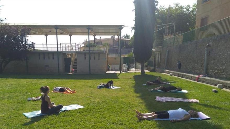 El yoga entretiene las mañanas de verano de las mujeres de Ainzón