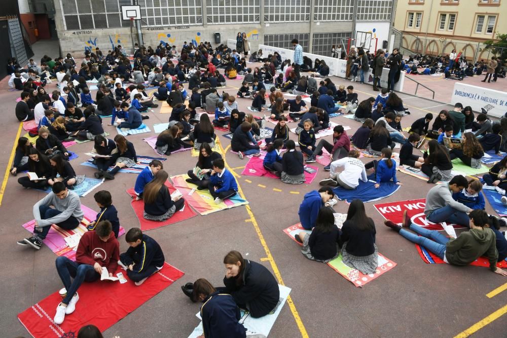 Todos los alumnos participan en un acto para celebrar el Día del Libro en el que los mayores leen libros a los pequeños.