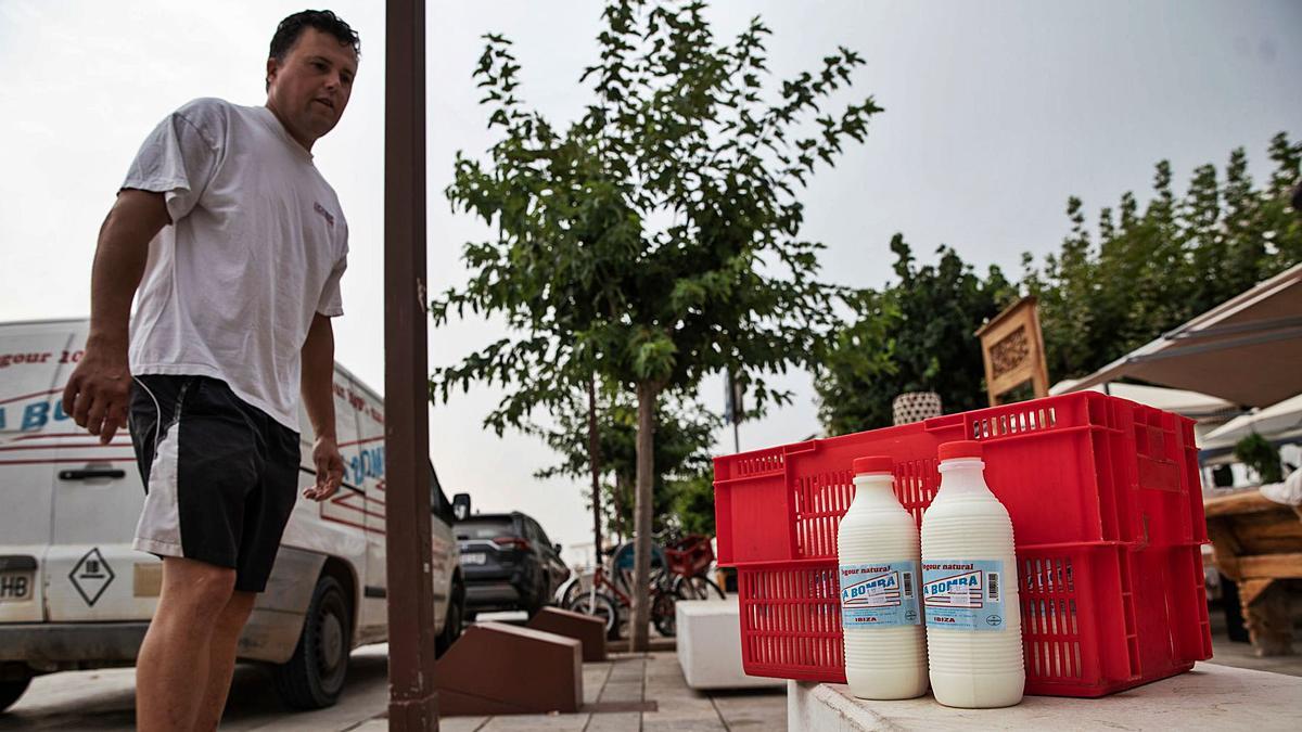 Carlos recoge las botellas de litro de yogur La Bomba para cumplir con el último reparto en la zona de Santa Eulària.