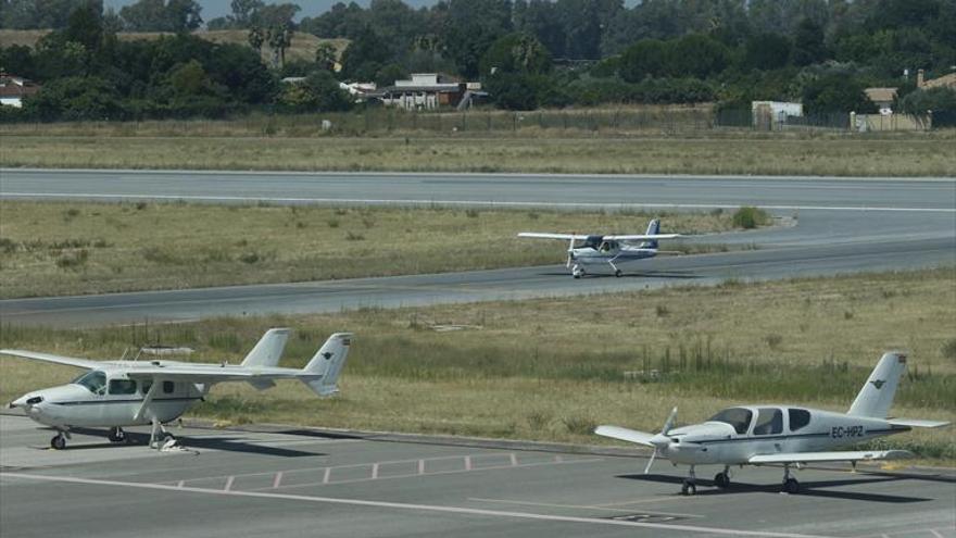 El aeropuerto cierra durante 24 horas tras darse de baja todos los bomberos