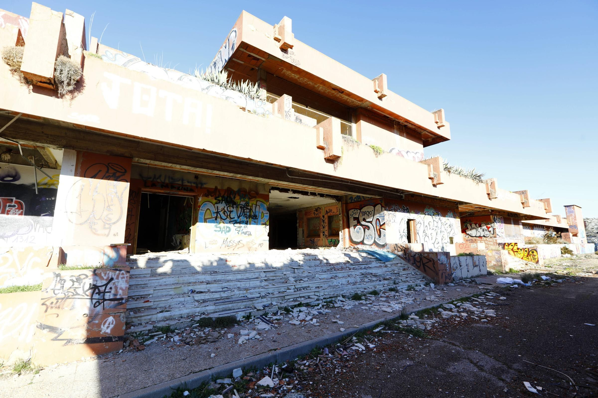 Así se encuentra el abandonado casino Montesblancos, en Alfajarín