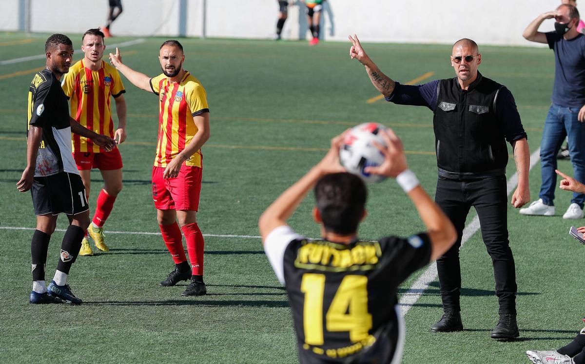 Valdés, en un partido dirigiendo al Horta frente al Sant Andreu en 2020.