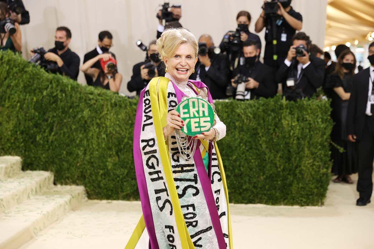 Carolyn Maloney en la MET Gala 2021 con un vestido reivindicativo feminista