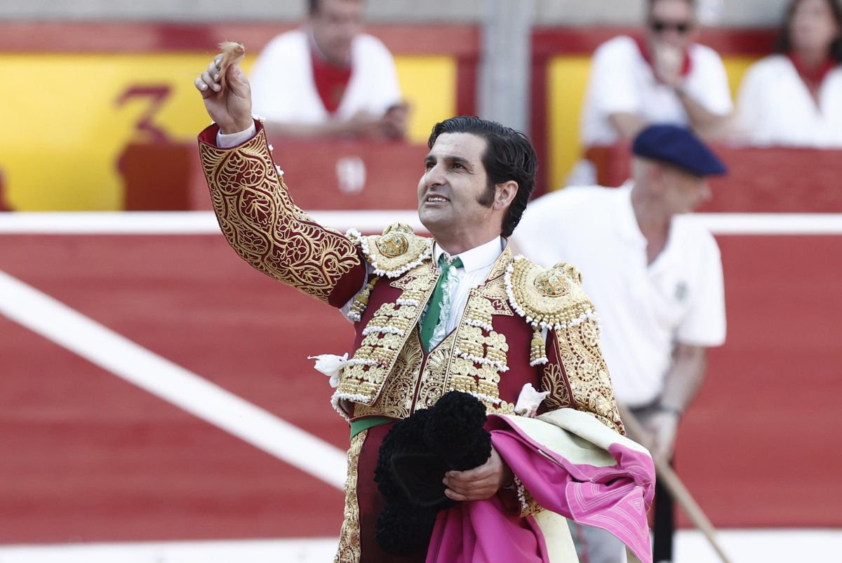 Morante muestra su trofeo al respetable de la Monumental