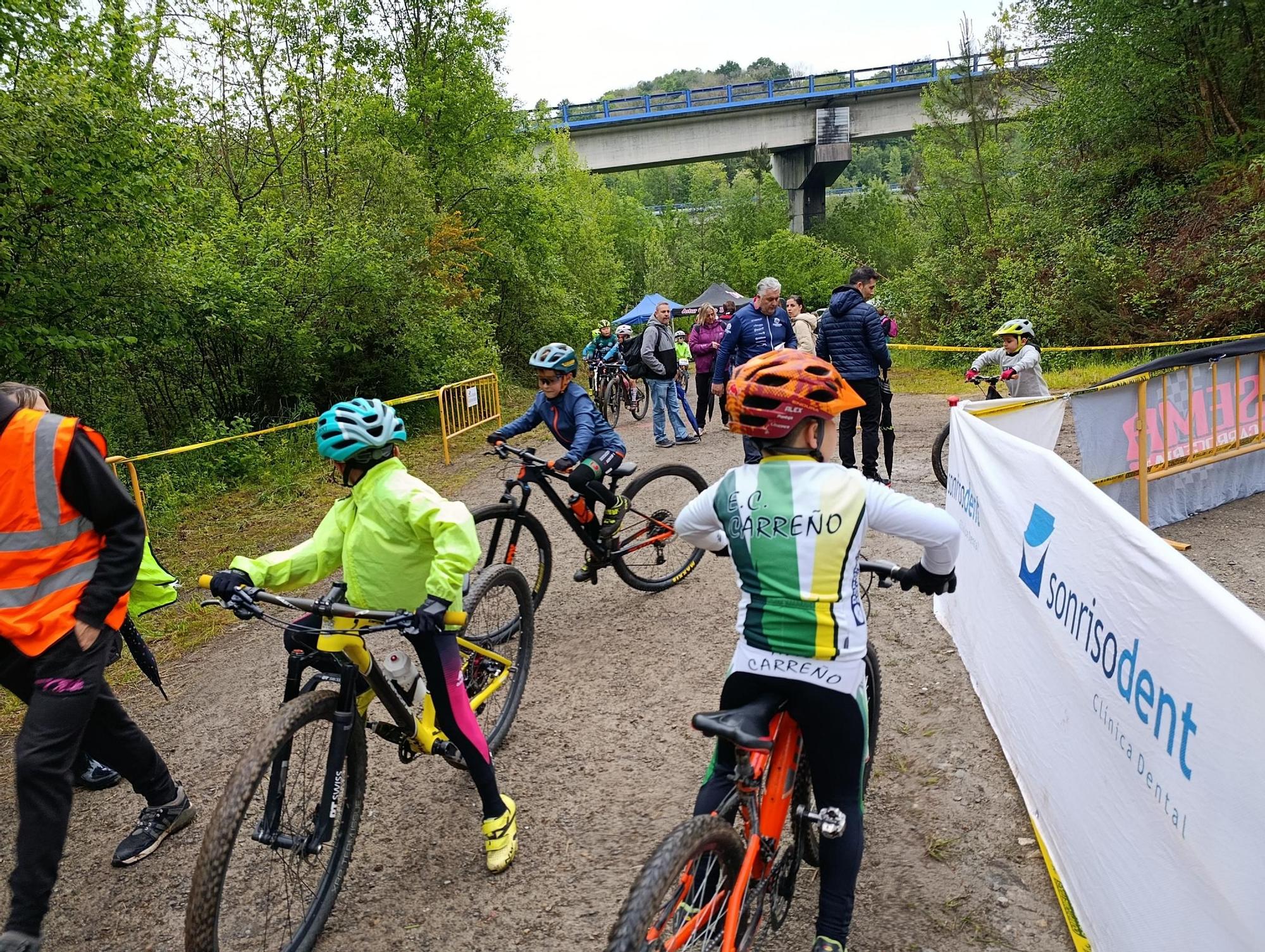 Las jóvenes promesas del ciclismo pedalean en Santa Marina, Siero