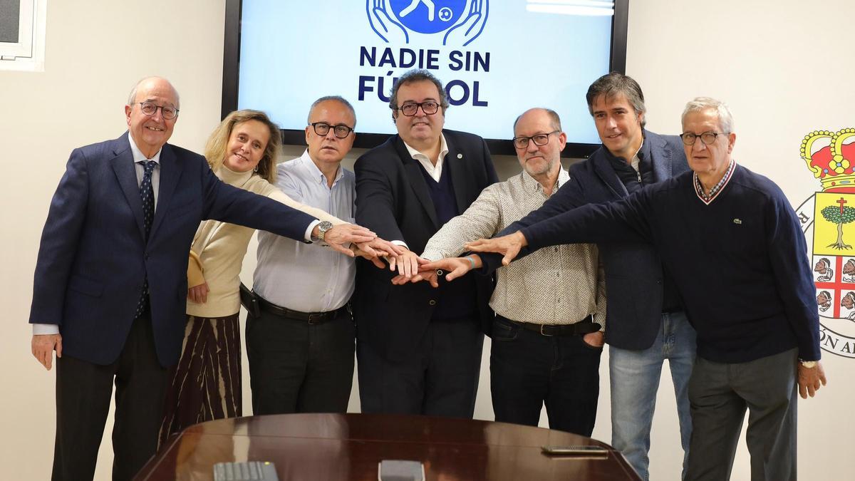 Los responsables del proyecto juntan las manos en la presentación de esta mañana.