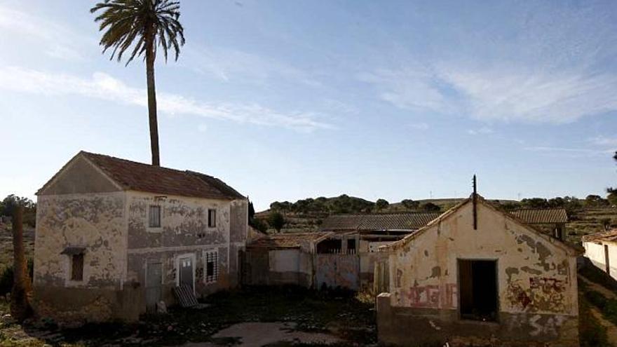 Estado de abandono de la finca Ruaya y, abajo, vertedero de escombros junto al arco neomudéjar de Rumelia