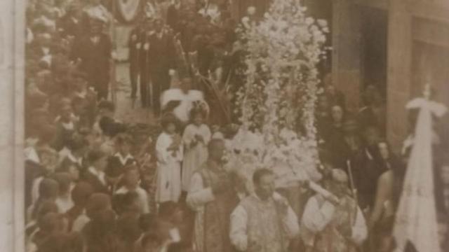 Imaxe da Custodia co Santísimo en anda 1932.