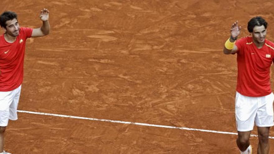 Rafa Nadal y Marc López saludan tras derrotar a los ucranianos.