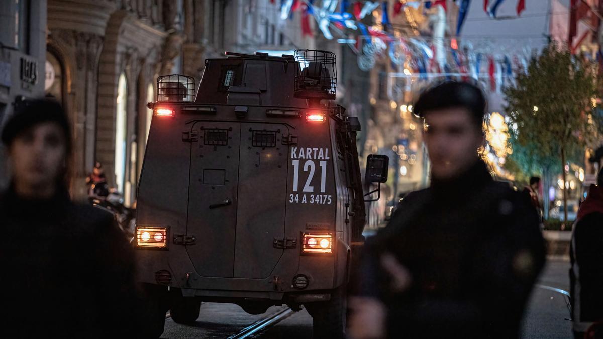 Un vehículo de Policía en el lugar del atentado del pasado fin de semana en Estambul.