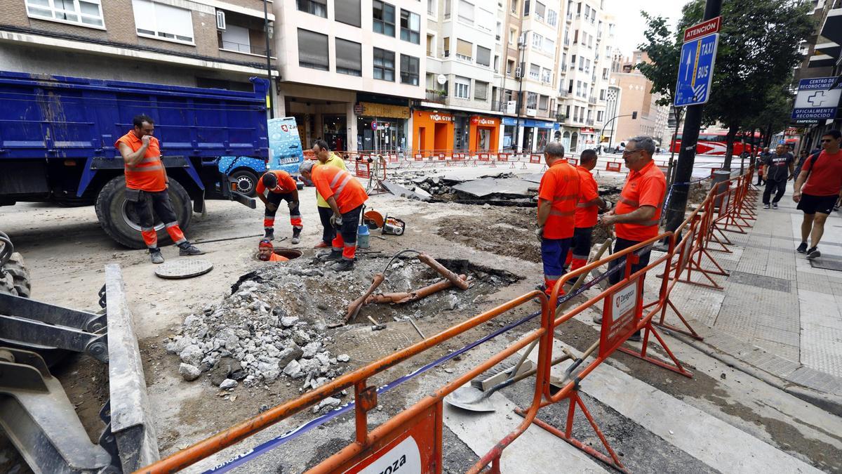 Operarios trabajan en Hernán Cortés horas después del reventón (26-8-23)