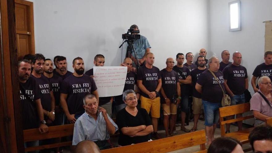 Los policías se concentraron en el pleno, en homenaje a su compañero.