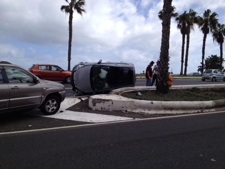 Un coche vuelca en la Avenida Marítima