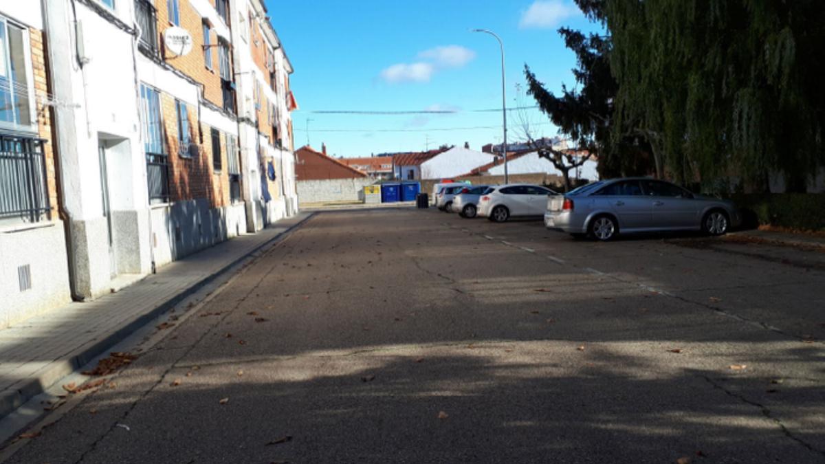 Calle Gijón, en el barrio San Isidro de Benavente. / E. P.