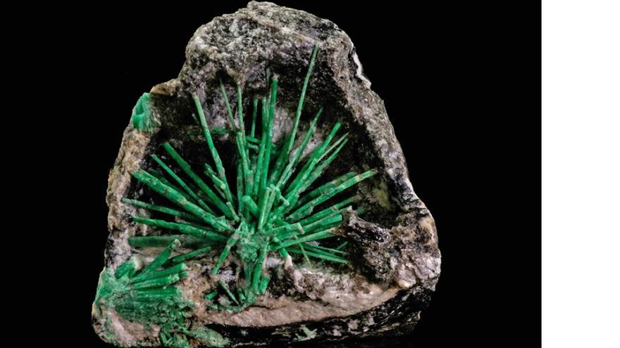 El berilo, un mineral que contiene el elemento berilio, se presenta en muchos y hermosos colores