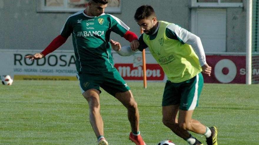 Aguilera presiona a Antón durante el entrenamiento de ayer en el campo de O Vao. // R.R.